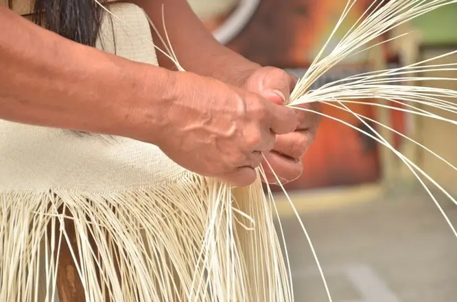 Artesano trabajando fibras naturales